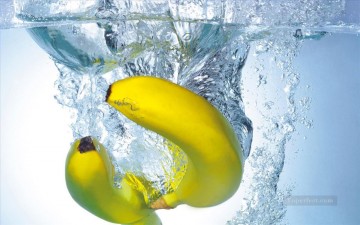 静物 Painting - リアルな水の中のバナナ